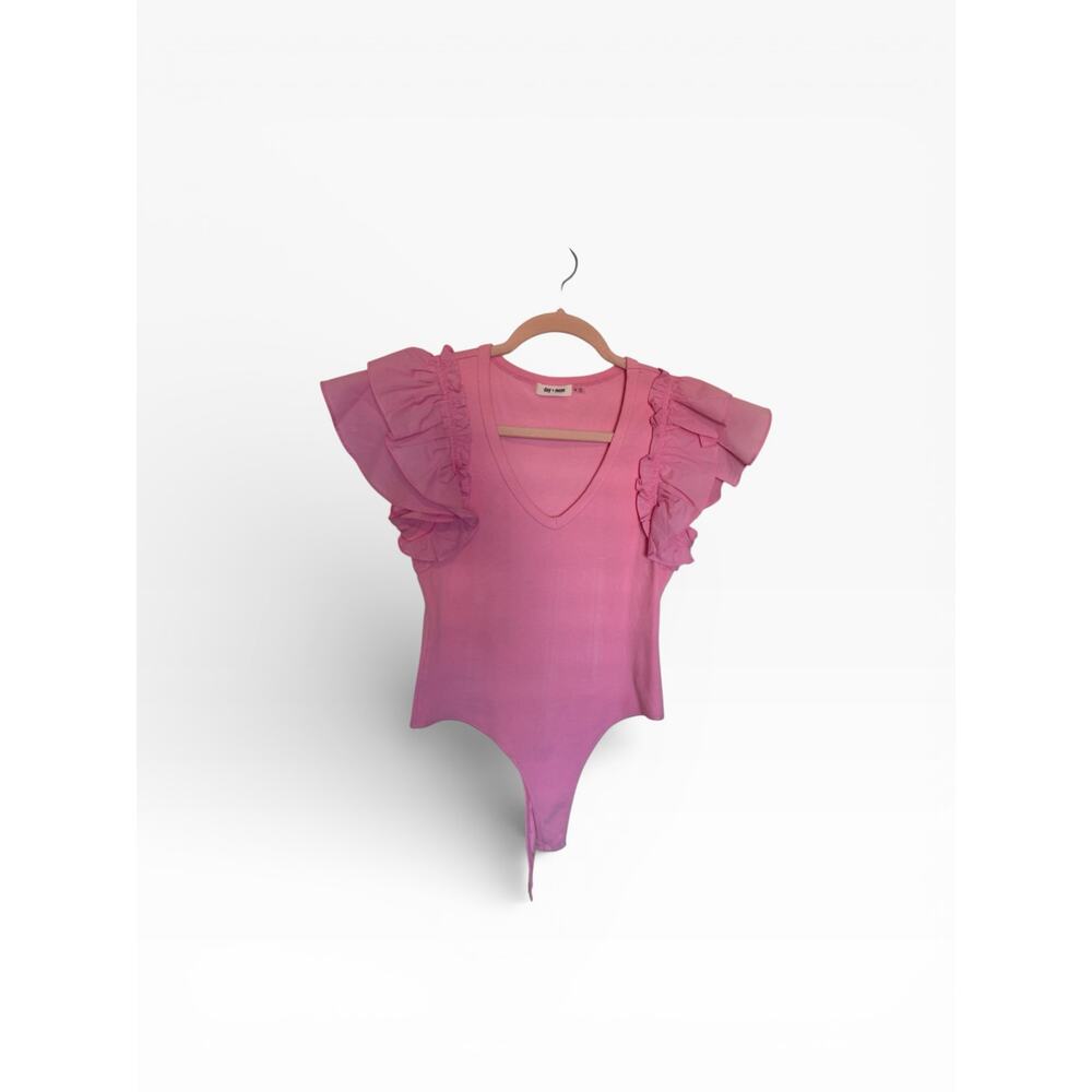 Day+Moon Women's Medium Solid Pink Short Sleeve Ruffle V-Neck Bodysuit - Picture 4 of 8